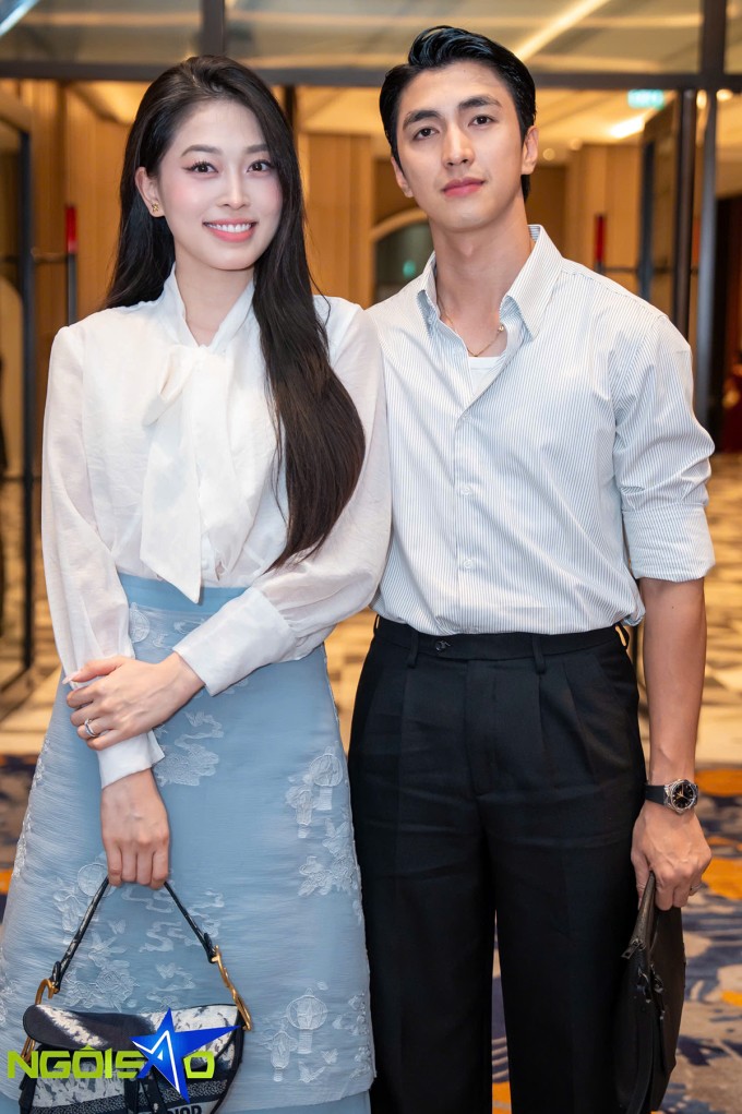 Vợ chồng á hậu Phương Nga - diễn viên Bình An diện đồng điệu khi sánh đôi.