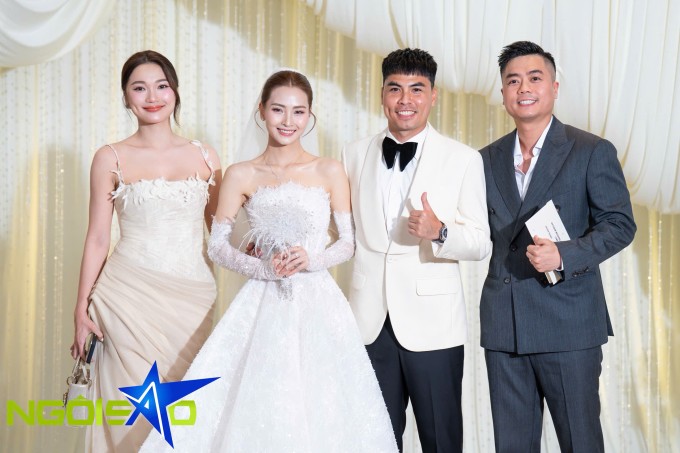 MC Huyền Trang 'Mù Tạt' và cầu thủ Đức Huy đãi tiệc cưới ở một khách sạn sang trọng ở trung tâm thủ đô với sự góp mặt của nhiều người nổi tiếng. Trong ảnh, vợ chồng người đẹp Ngọc Nữ sánh đôi tại sự kiện.