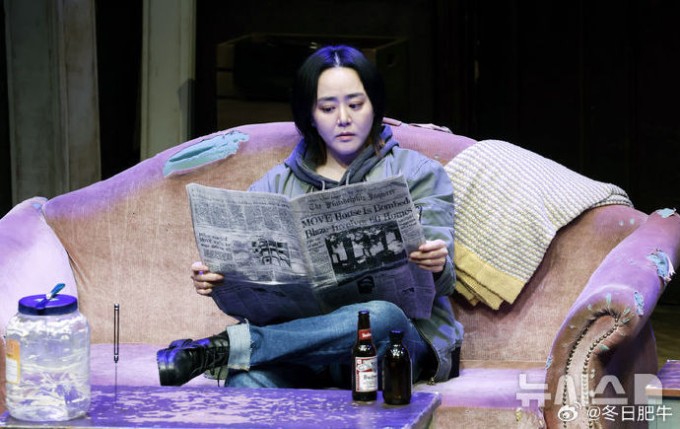 Xuất hiện trên sân khấu, Moon Geun Young gây chú ý&nbsp;với ngoại hình mập mạp, mặt tròn, mái tóc ngắn làm tăng vẻ bụi bặm, phù hợp vai diễn. Tuy nhiên, nhiều người nhận xét ngôi sao đã thay đổi 'không nhận ra' so với ngoại hình xinh xắn nhiều năm trước.