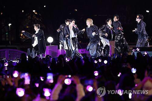 Cảnh sát chặn người mang dao, súng điện vì đêm nhạc BTS - 9