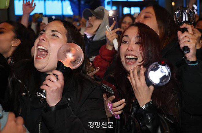 Cảnh sát chặn người mang dao, súng điện vì đêm nhạc BTS - 10