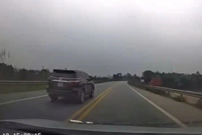 Hình ảnh chiếc ô tô biển xanh đi sai làn đường trên cao tốc. Ảnh: Cục CSGT.