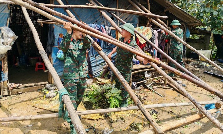 Cán bộ, chiến sĩ Trung đoàn 254 tích cực tham gia ứng phó, khắc phục hậu quả thiên tai, giúp Nhân dân ổn định cuộc sống khu vực xã Bản Lầu, tỉnh Lào Cai. (Ảnh: Hữu Đức)