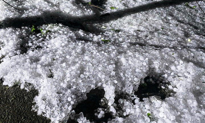 Mưa đá xuất hiện tại xã Tùng Vài, tỉnh Tuyên Quang rạng sáng 23/3. (Ảnh: T.Q.)