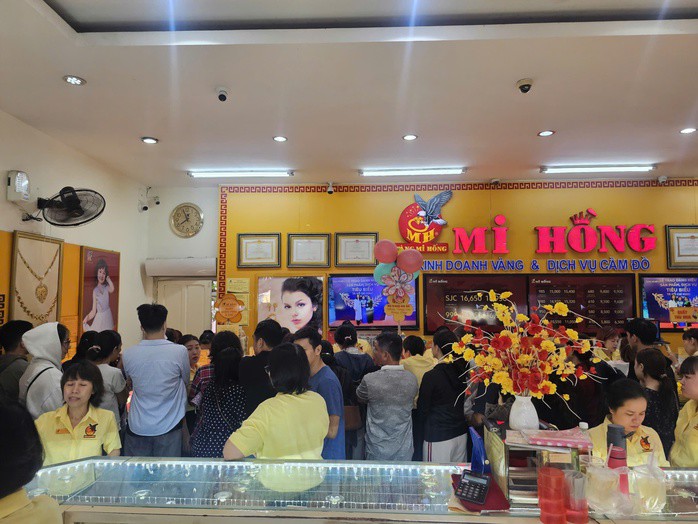 Người dân xếp hàng mua vàng sáng 23-3