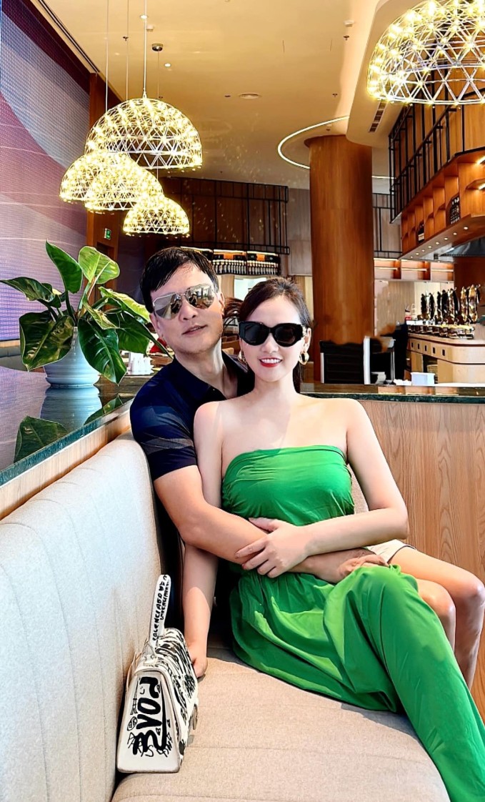 Lã Thanh Huyền không chỉ nổi danh là một diễn viên thực lực mà còn được biết đến như một "đại gia" thứ thiệt trong giới kinh doanh. Cô được mệnh danh là "nữ diễn viên giàu nhất miền Bắc". Mới đây, cô lại khiến người hâm mộ không khỏi trầm trồ khi chia sẻ những khoảnh khắc đời thường đầy thư thái tại căn biệt thự triệu đô của mình. Dù mục đích chính là khoe những nhành hoa thiên điểu rực rỡ được cắt từ vườn nhà, nhưng chính không gian bể bơi tựa resort lại chiếm trọn "spotlight".