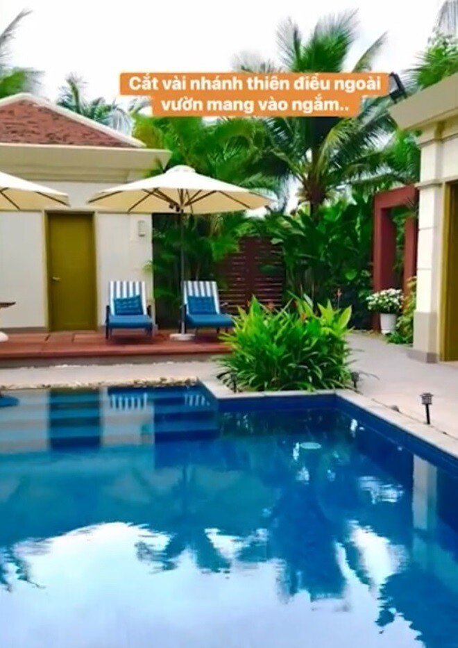 Khu vực nghỉ ngơi bên bể bơi được trang bị ghế dài và ô che nắng chuyên dụng, biến nơi đây thành một "resort tại gia" lý tưởng để trốn cái nóng gay gắt của mùa hè.