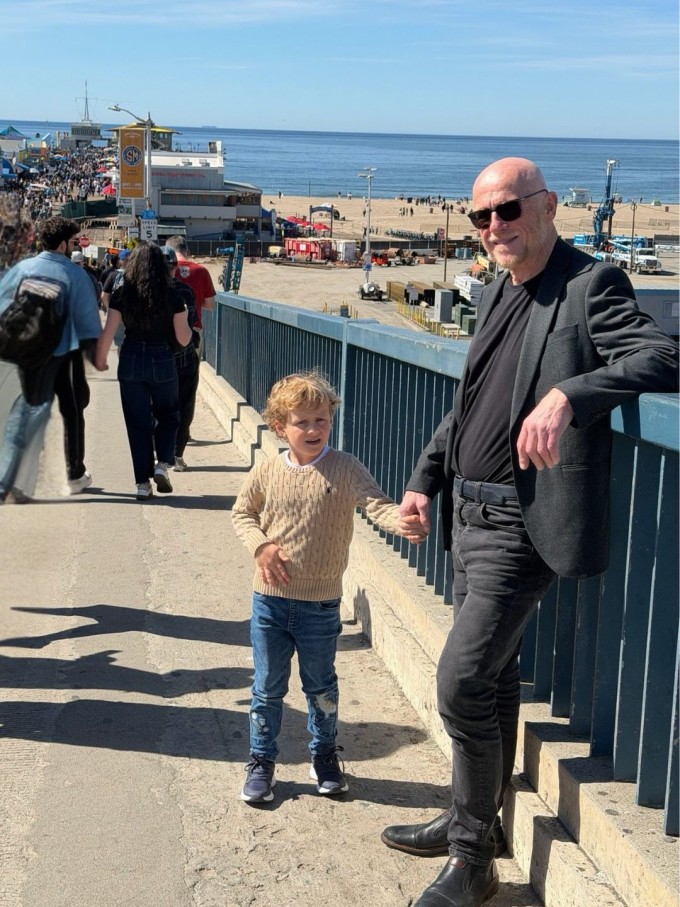 Ông và vợ trực tiếp chăm sóc các con nhỏ mà không cần đến bảo mẫu. Ảnh: John D Caudwell