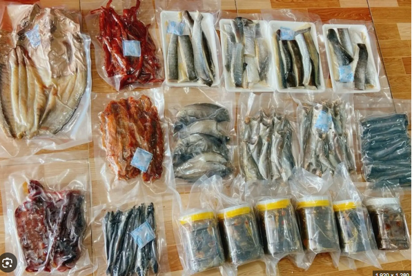 Cá khô dù đã qua quá trình làm khô vẫn giữ lại một lượng độ ẩm nhất định. Khi gặp môi trường ẩm và nhiệt độ cao sẽ dễ tạo điều kiện cho vi sinh vật phát triển.