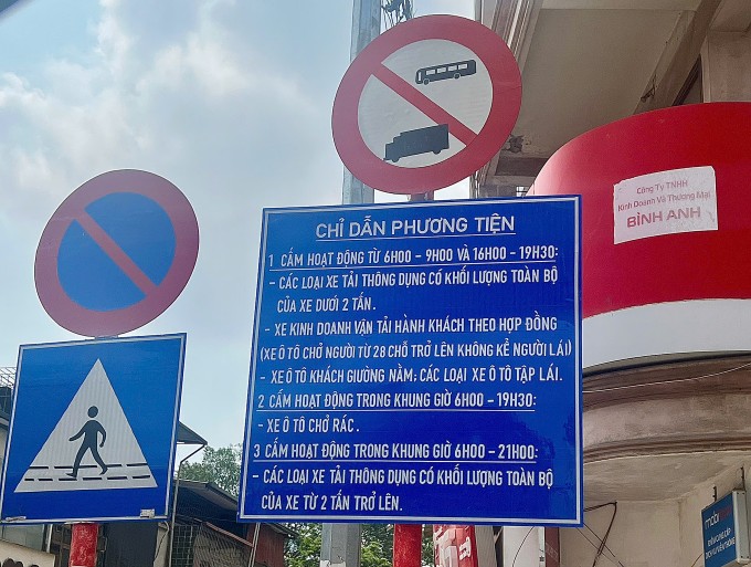Biển cấm ôtô tải đầu một tuyến phố Hà Nội. Ảnh: Minh Hy