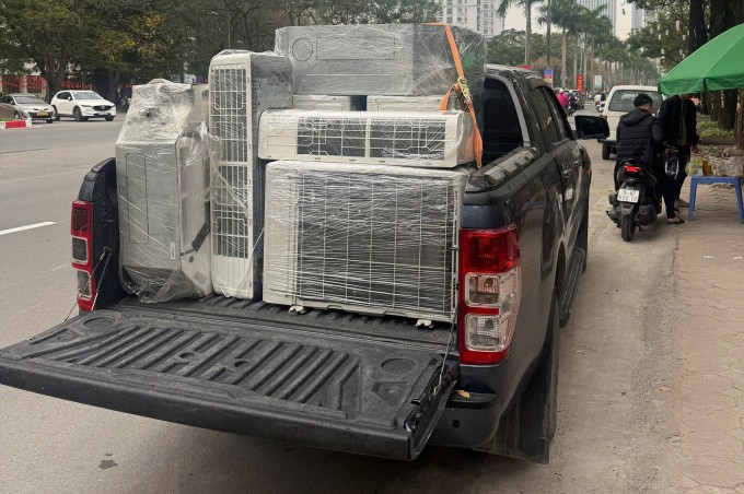 Xe bán tải chở hàng điện lạnh tại Hà Nội. Ảnh: Nguyễn Tùng