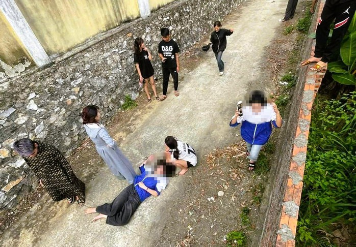 Nữ sinh T. bị đánh hội đồng đến bất tỉnh