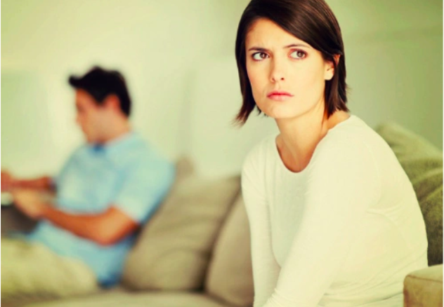 Những lần thờ ơ, hờ hững của người chồng rút cạn niềm hy vọng của người vợ. Ảnh minh họa