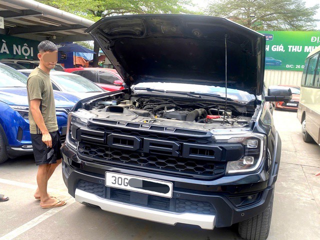 Một khách hàng ở Hà Nội mang xe bán tải đến bán tại cửa hàng xe ô tô cũ do anh Bền phụ trách. Ảnh: Quỳnh Mai.