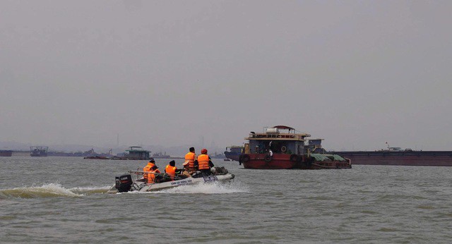 Lực lượng cứu hộ tại hiện trường. Ảnh: Công an Phú Thọ.