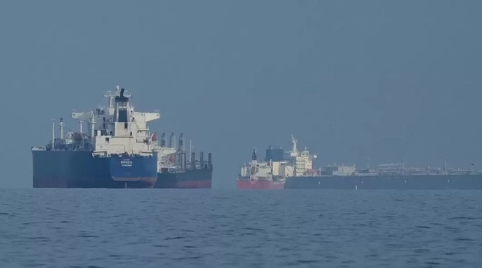 Tàu chở dầu và chở hàng xếp hàng ở eo biển Hormuz ngày 11/3. Ảnh: AP