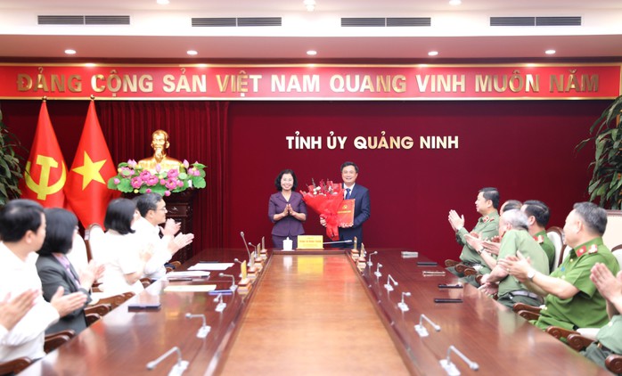 Bà Trịnh Thị Minh Thanh, Phó Bí thư Thường trực Tỉnh ủy, Chủ tịch HĐND tỉnh Quảng Ninh, trao quyết định, tặng hoa chúc mừng thượng tá Nguyễn Duy Dũng, Phó Trưởng Ban Nội chính Tỉnh ủy
