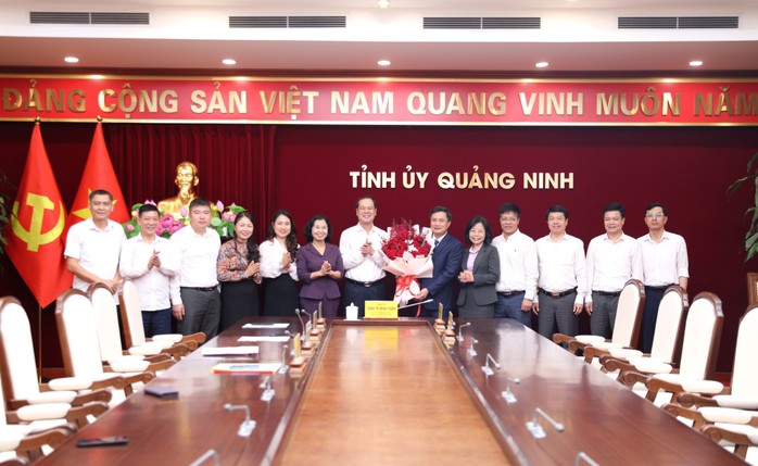 Ban Nội chính Tỉnh ủy Quảng Ninh tặng hoa chúc mừng thượng tá Nguyễn Duy Dũng, Phó Trưởng Ban Nội chính Tỉnh ủy