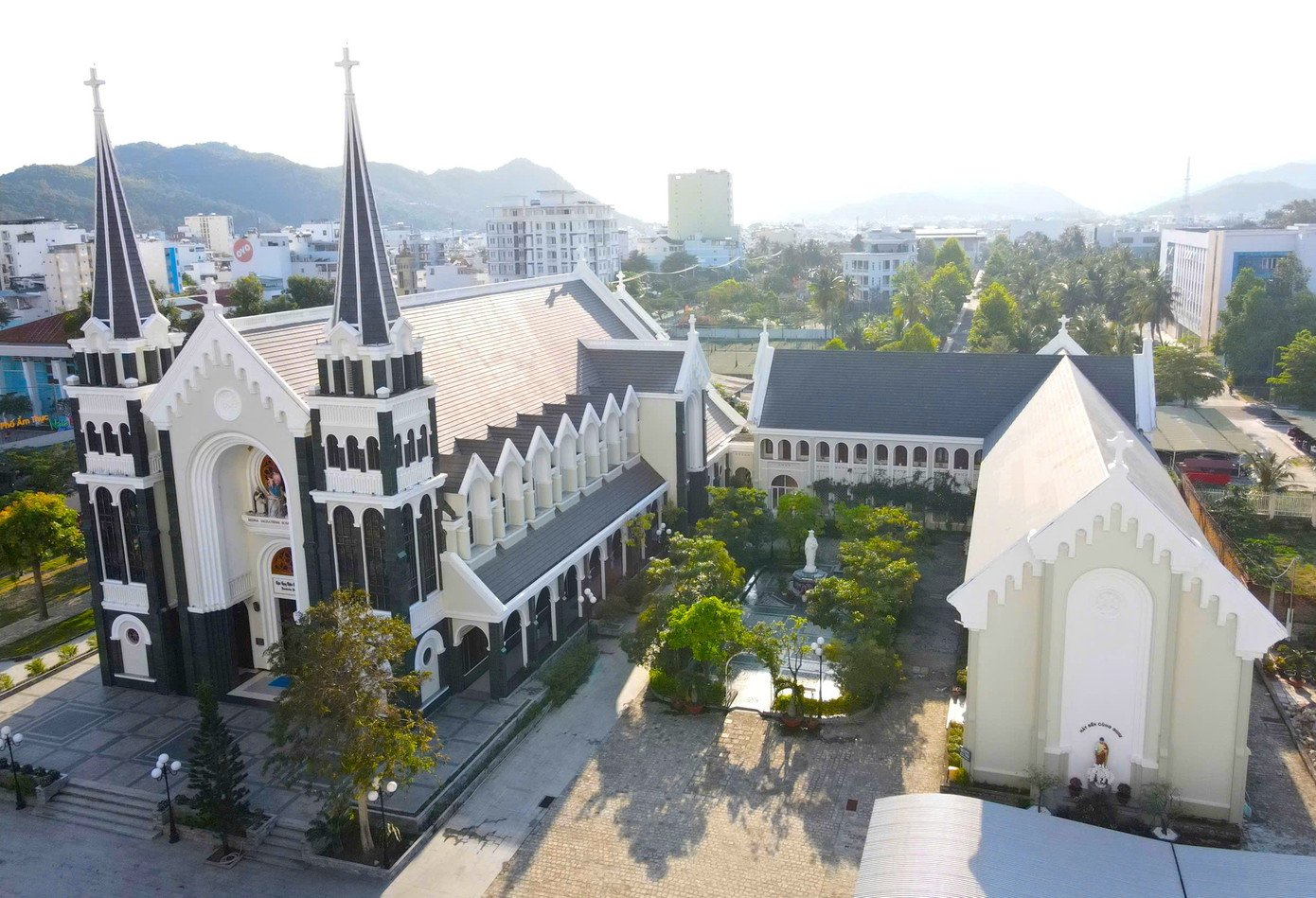 Với bố cục thoáng đãng, đây là điểm dừng chân phù hợp cho du khách yêu thích tham quan kiến trúc tôn giáo, khám phá nhà thờ.