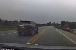 Phạt tài xế xe biển xanh vượt ẩu vào làn đường ngược chiều trên cao tốc