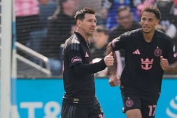 Rực rỡ Messi ghi siêu phẩm sút phạt, vượt mặt "Vua bóng đá" Pele