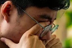 Nhiều bạn trẻ bỏ ăn, phải dùng thuốc ngủ khi đối diện với 'khủng hoảng hiện sinh'