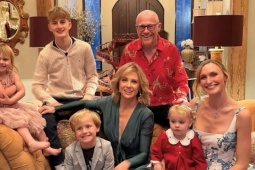 Tỷ phú Anh cho 8 con bay giá rẻ, mặc đồ bình dân