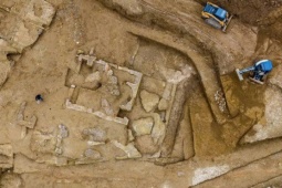 Xây ký túc xá, lộ ra 3 ngôi mộ cổ chứa “vật thể lạ”