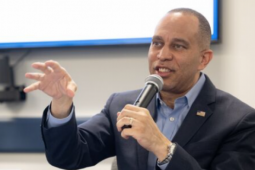 Lãnh đạo Đảng Dân chủ kêu gọi "thay đổi chế độ", ông Trump đáp trả bằng cách gọi đảng Dân chủ là kẻ thù của Mỹ