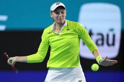 Nóng bỏng tennis Miami Open: Rybakina thắng thuyết phục, Fritz hạ "quái vật giao bóng"