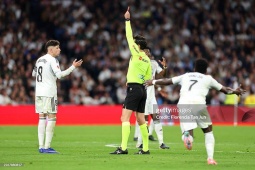 Valverde nhận thẻ đỏ suýt thành tội đồ, HLV Arbeloa vẫn khen trọng tài