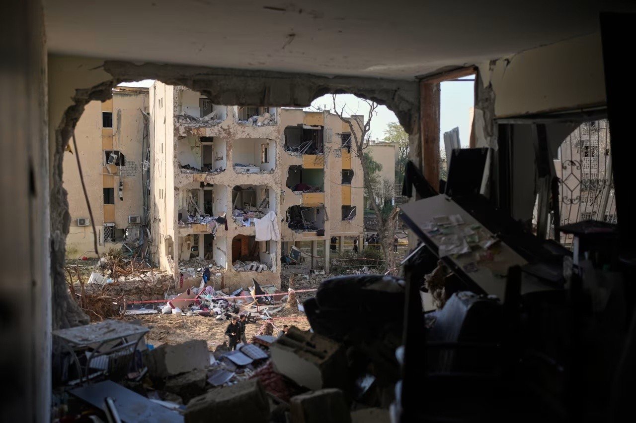 Một khu vực của thành phố Arad tan hoang sau cuộc tấn công của Iran. (Ảnh: AP)