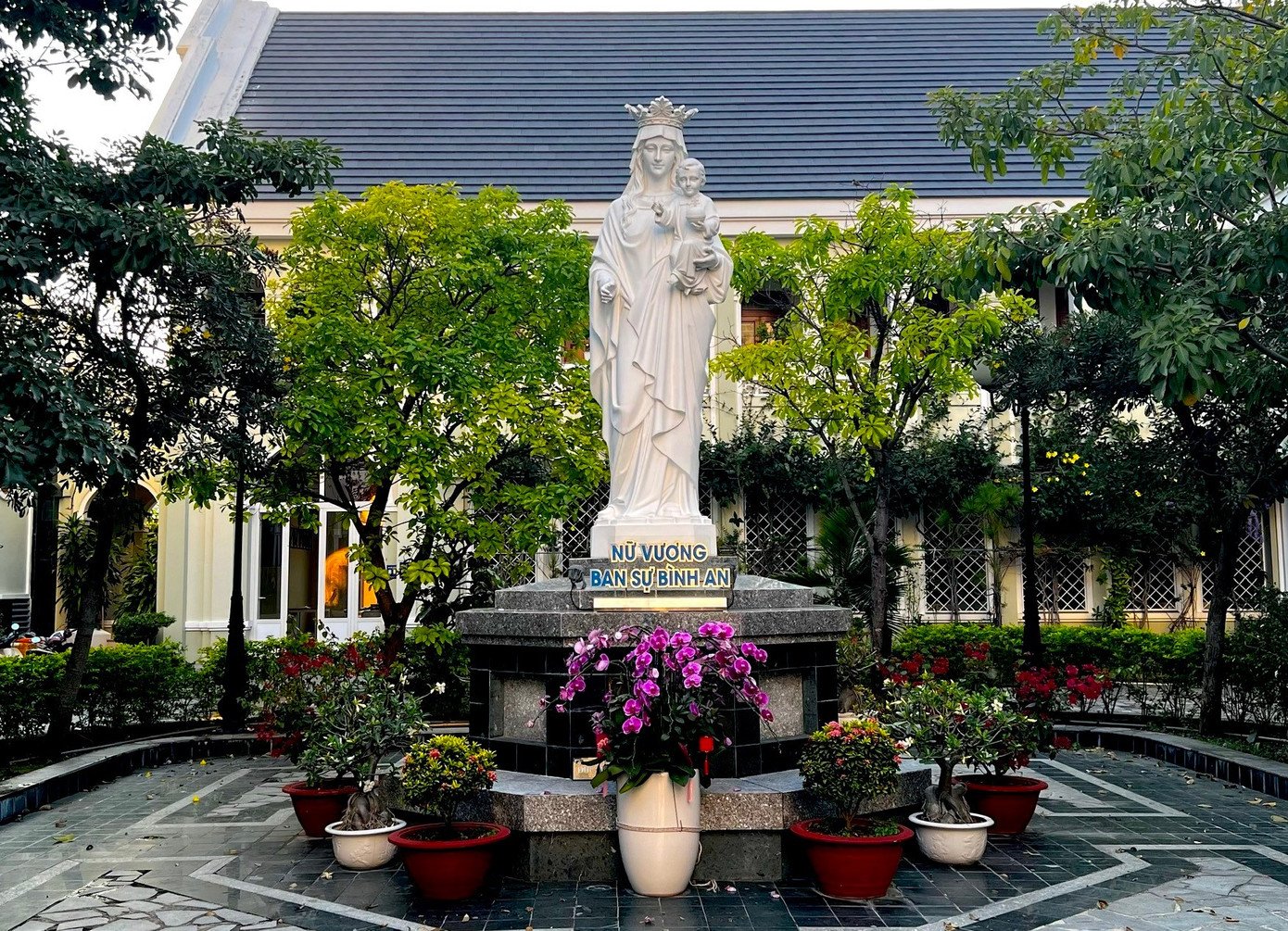 Tượng "Nữ vương ban sự bình an" với những nét tạo tác nghệ thuật hài hòa, sâu lắng.