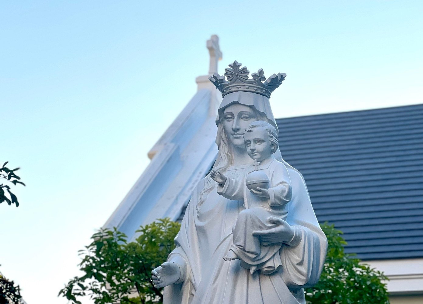 Tượng "Nữ vương ban sự bình an" với những nét tạo tác nghệ thuật hài hòa, sâu lắng.