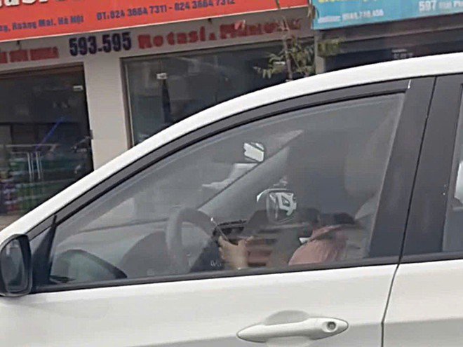 Sau khi clip vi phạm lan truyền trên mạng xã hội, Cảnh sát giao thông Hà Nội đã xác minh, lập biên bản xử phạt nữ tài xế dùng điện thoại khi đang điều khiển ô tô trên đường Giải Phóng.