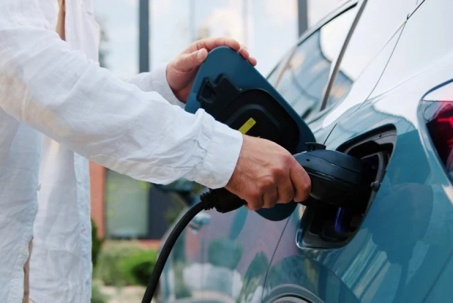 Sạc xe điện kiểu này, pin hỏng lúc nào không hay