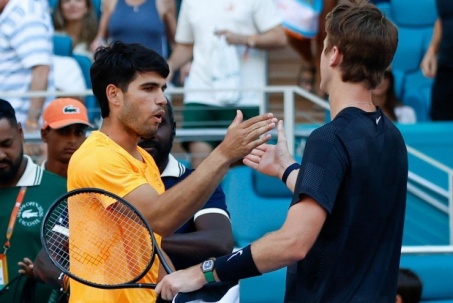 Korda chạm mốc "khủng" khi hạ Alcaraz, tiết lộ chiến thuật gây sốc số 1 thế giới