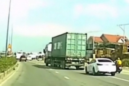 Hãi hùng xe container “đánh võng” trên đường Mỹ Phước - Tân Vạn