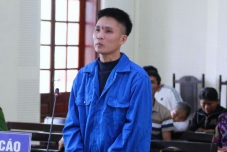 Thấy vợ vào phòng trọ cùng trai lạ, chồng cầm kéo đâm chết 'tình địch'