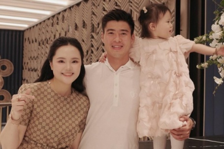 Vợ Duy Mạnh diện set đồ gần 3 tỷ đồng đi ăn cưới