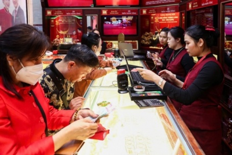 Giảm thêm hơn 3 triệu đồng, giá vàng 'bốc hơi' 7,2 triệu đồng/lượng trong 1 ngày