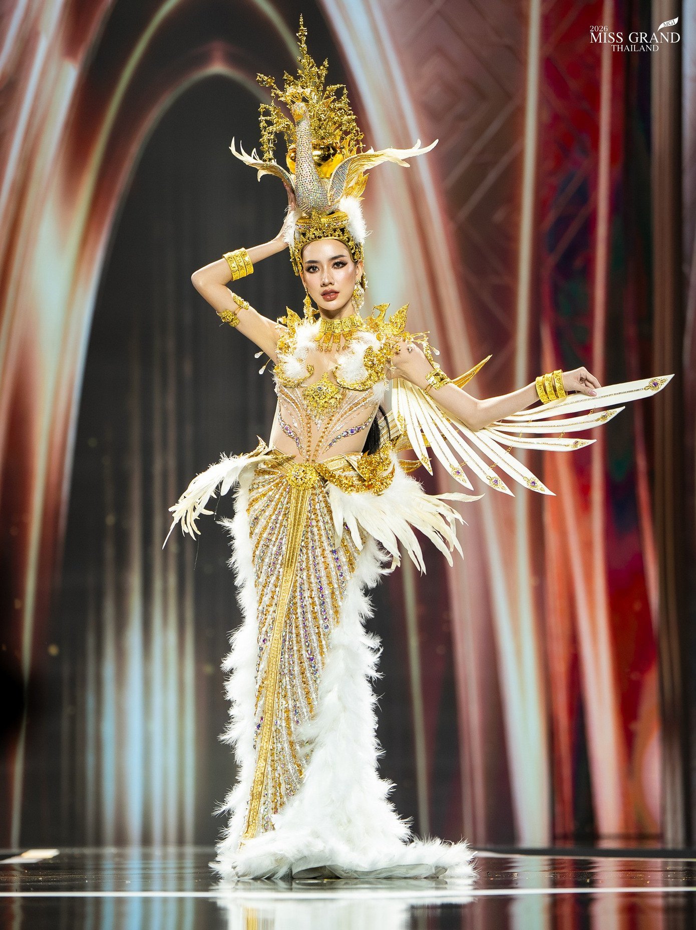 Đêm thi trang phục dân tộc của Hoa hậu Hòa bình Thái Lan 2026 được khán giả đánh giá cao với những bộ trang phục hoành tráng, mãn nhãn. Sân khấu với hiệu ứng âm thanh, ánh sáng hiện đại cũng nhận được nhiều lời khen ngợi. Đây cũng là sân khấu diễn ra các đêm thi quan trọng như bán kết, chung kết của cuộc thi.