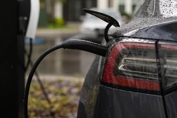 Sạc xe điện kiểu này, pin hỏng lúc nào không hay - 5