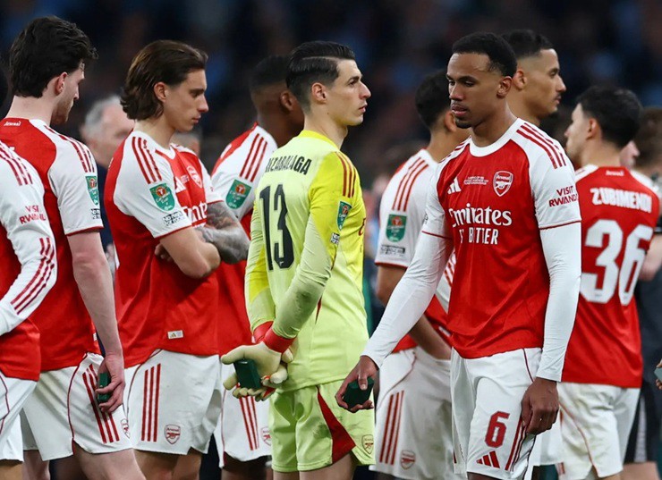 Các cầu thủ Arsenal chìm trong thất vọng sau trận chung kết League Cup