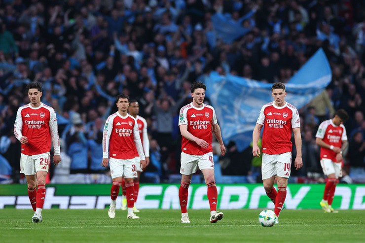 Thất bại ở chung kết League Cup đã kéo Arsenal trở lại mặt đất sau chuỗi ngày thăng hoa