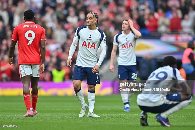 Tottenham thua thảm