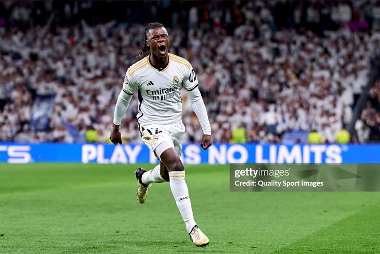 Camavinga ăn mừng sau ghi bàn.