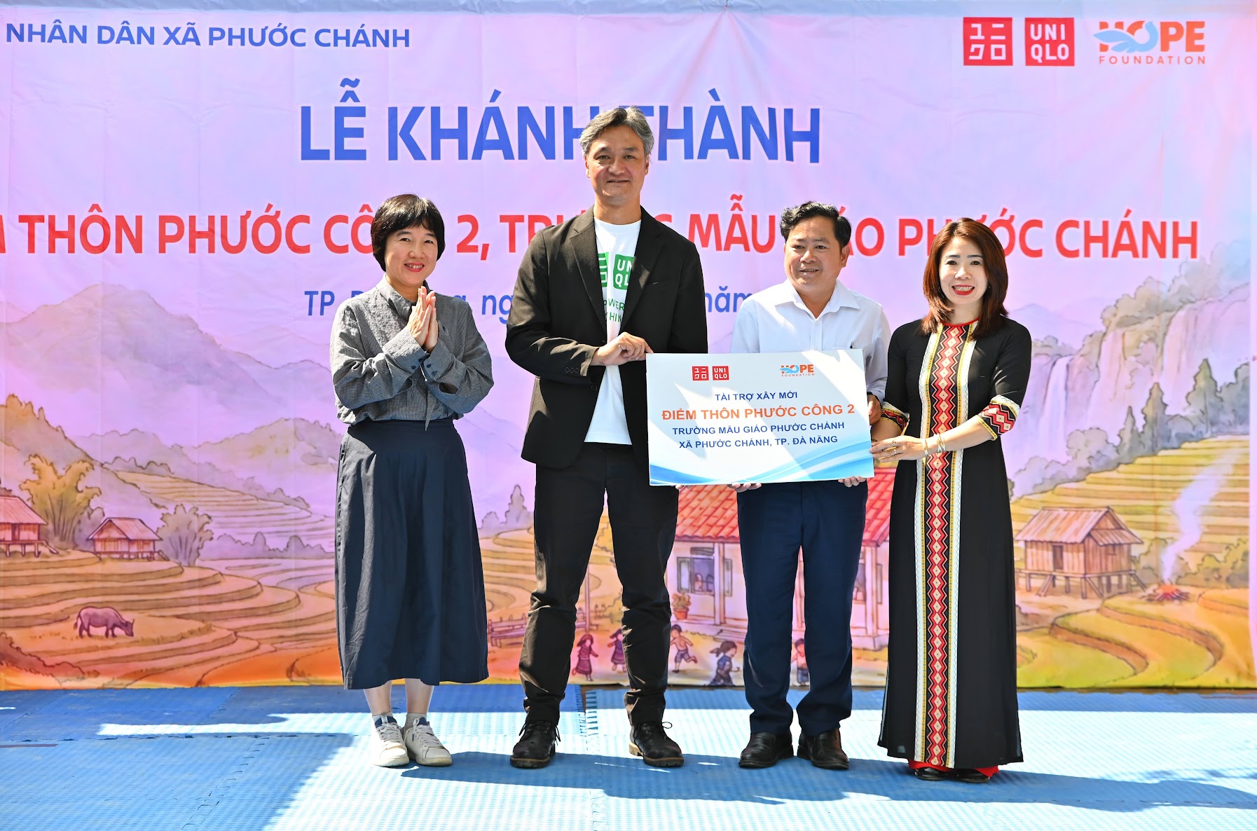 Ông Akiyama Naoki, Tổng Giám đốc UNIQLO Việt Nam trao bảng trao tặng cho đại diện nhà trường