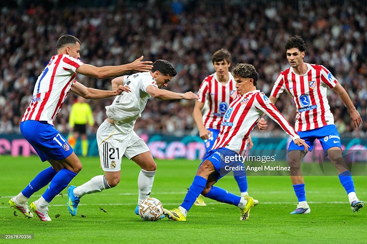 Real Madrid (áo trắng) giành chiến thắng quan trọng