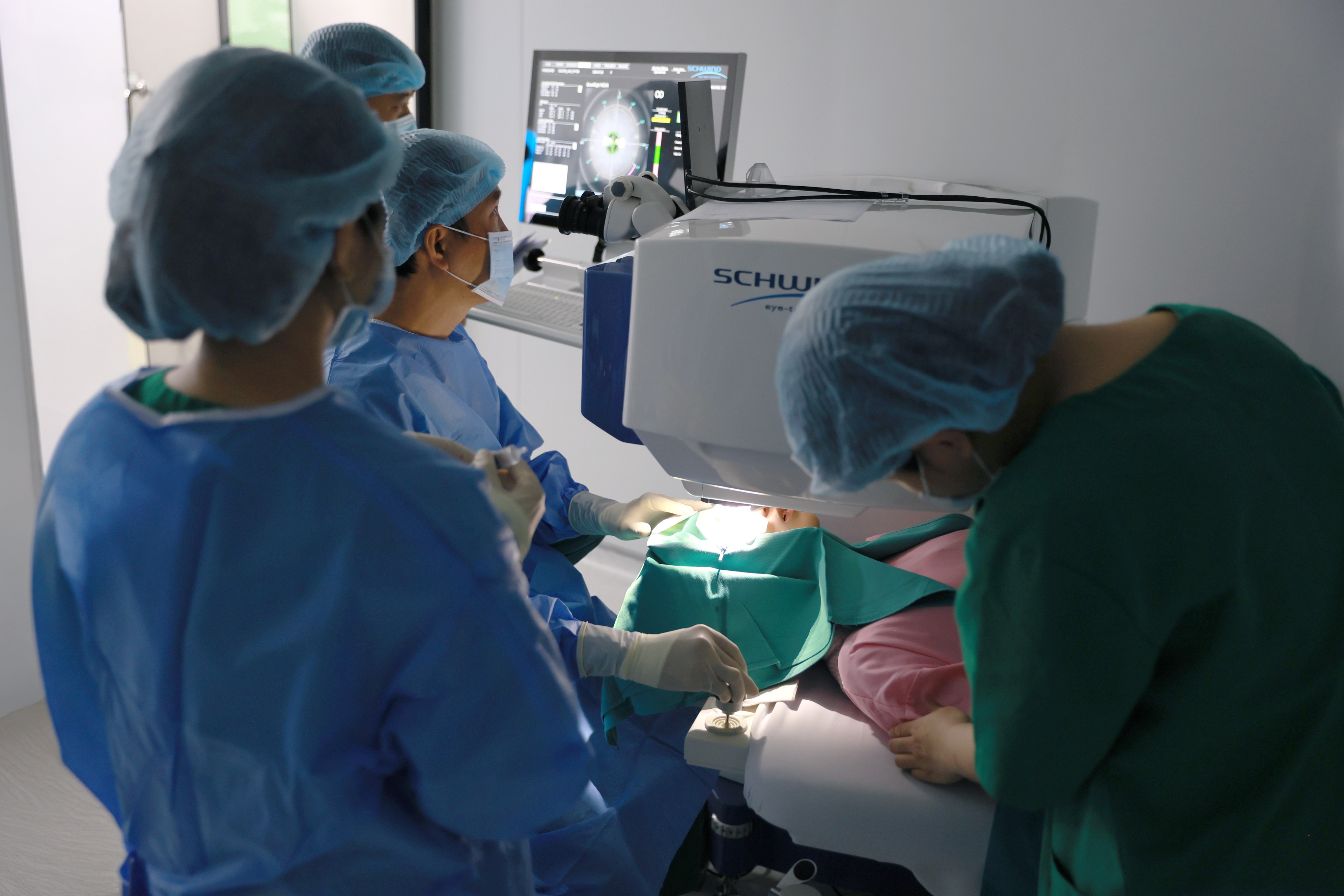 Tính năng EyeTracking của LUMOPRO™ giúp tia laser luôn được định vị chính xác trong quá trình xóa cận